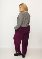 Nina trägt auf dem Foto 'Betty' Größe XXXL, Velvet-Cord aubergine und 'Bella' mit Ballonärmel Größe XXXL, Seersucker schwarz-creme