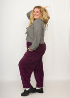 Nina trägt auf dem Foto 'Betty' Größe XXXL, Velvet-Cord aubergine und 'Bella' mit Ballonärmel Größe XXXL, Seersucker schwarz-creme