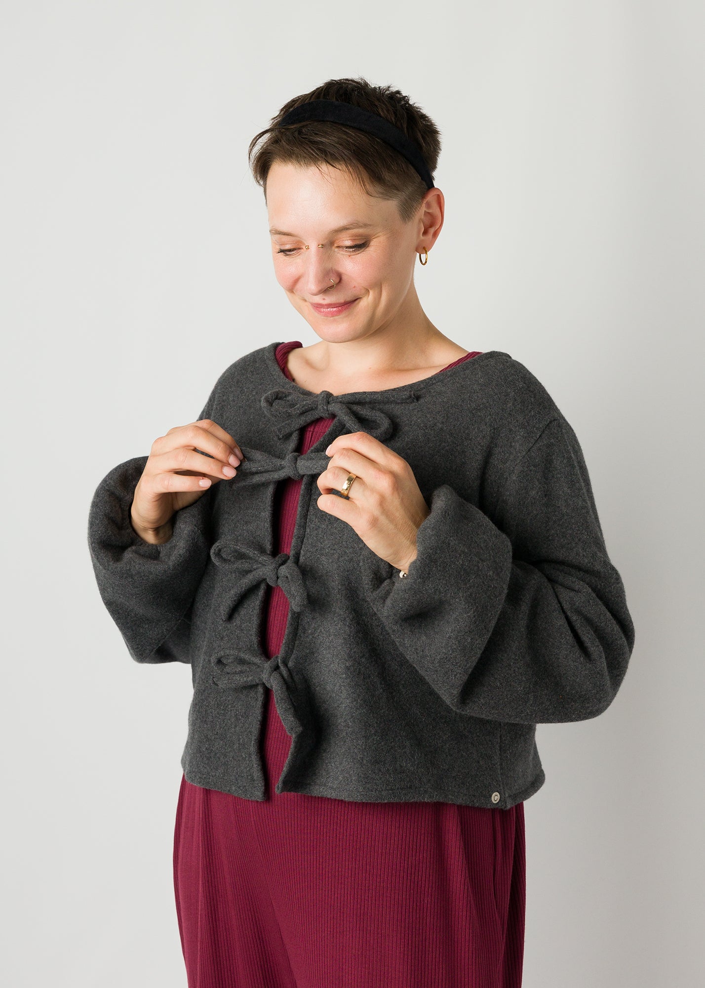Melly trägt auf dem Foto 'Bella' Größe S, Fleece dunkelgrau