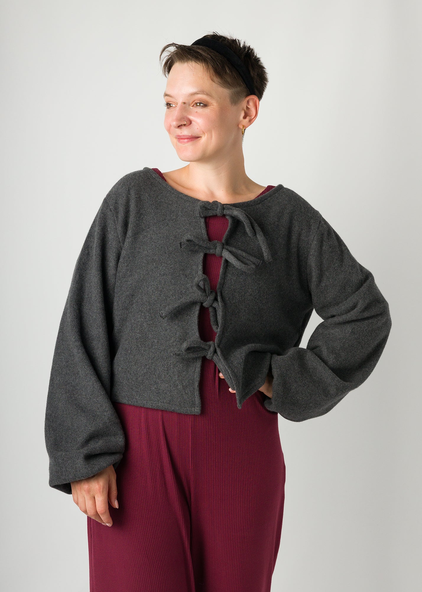 Melly trägt auf dem Foto 'Bella' mit Ballonärmeln Größe S, Fleece dunkelgrau