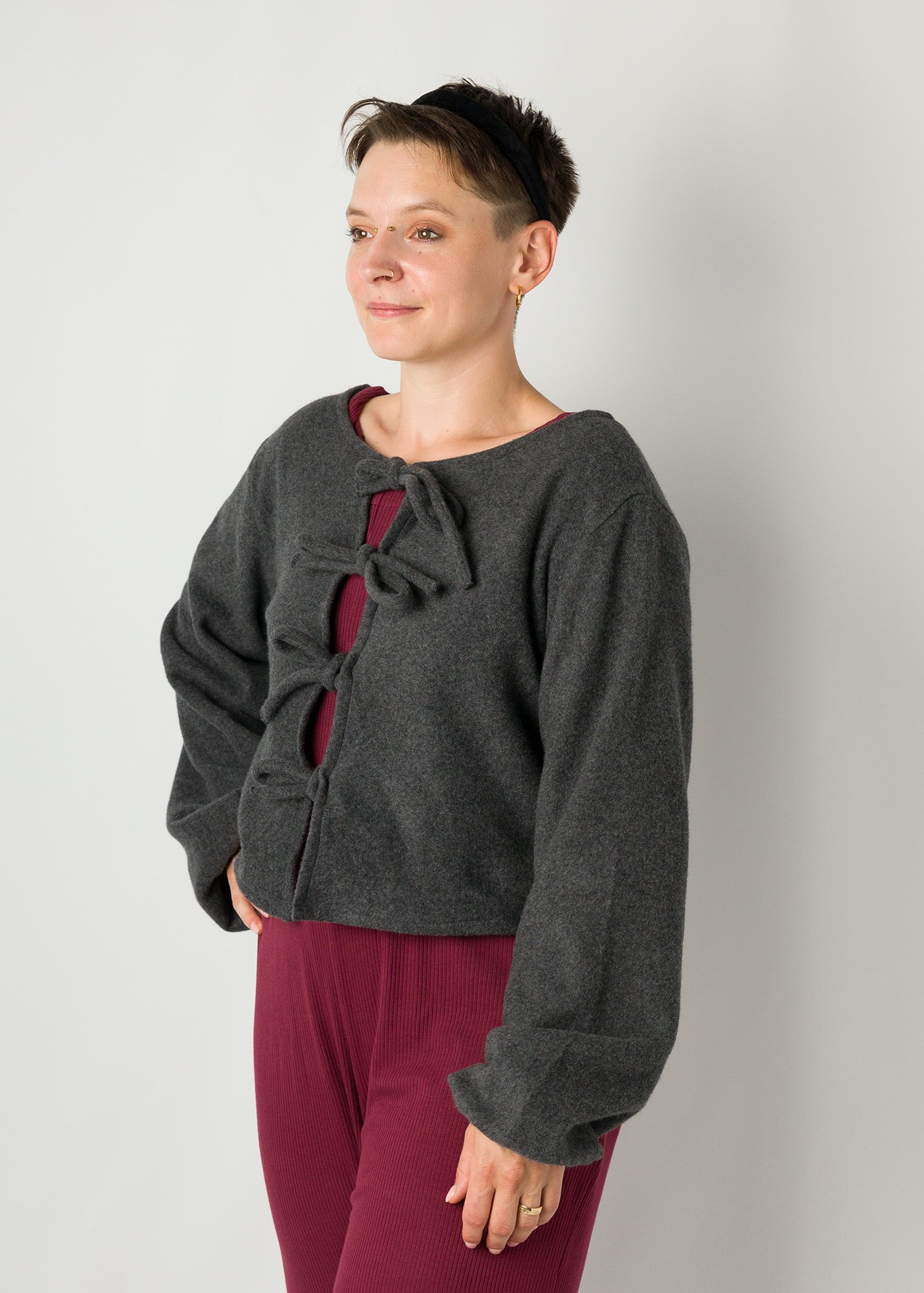 Melly trägt auf dem Foto 'Bella' mit Ballonärmeln Größe S, Fleece dunkelgrau