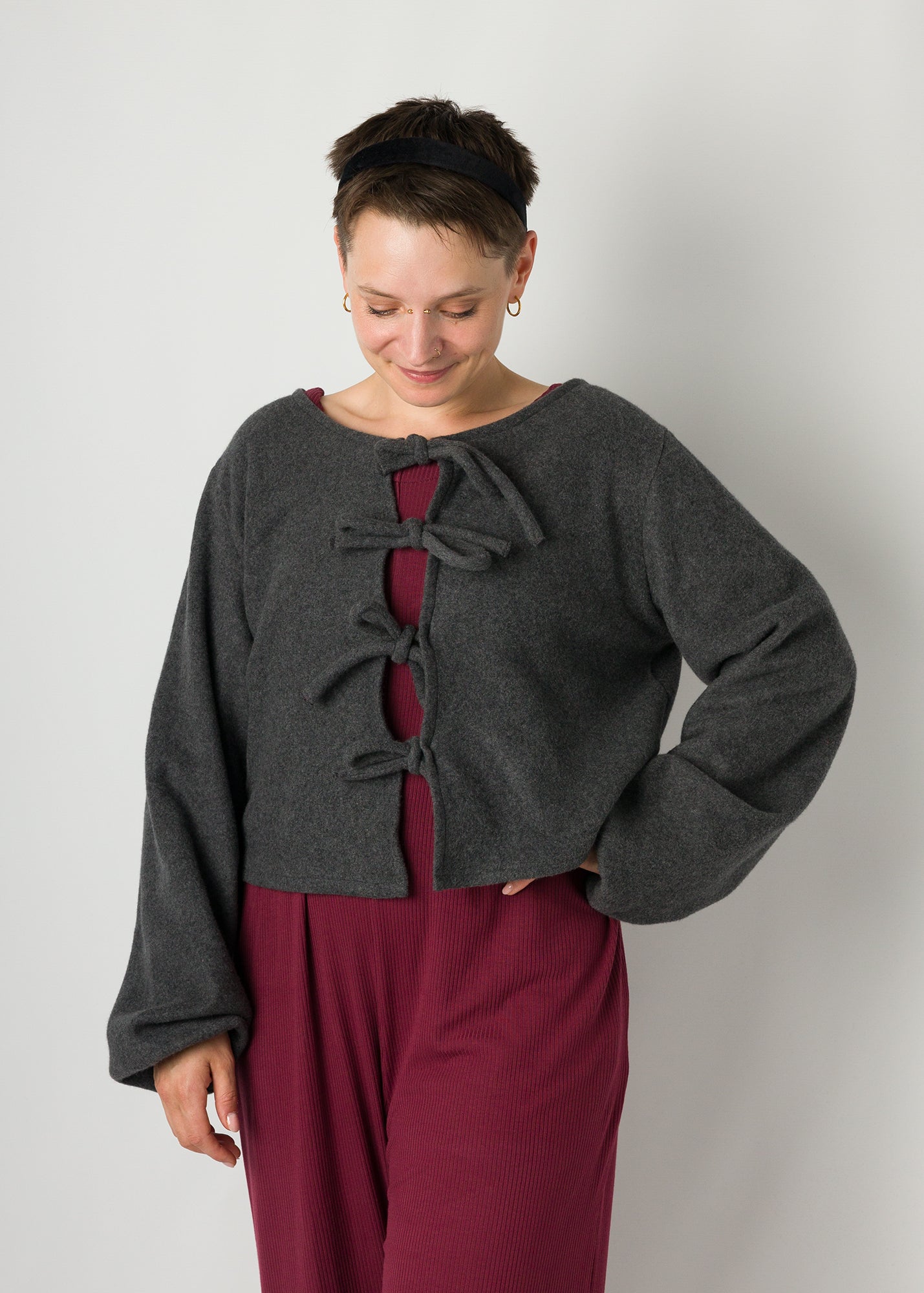Melly trägt auf dem Foto 'Bella' mit Ballonärmeln Größe S, Fleece dunkelgrau