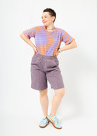 Melly trägt das Shirt Sammy in Größe M und die Bermuda Shorts Leinen pflaume Größe M.