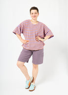 Melly trägt das Shirt Sammy in Größe M und die Bermuda Shorts Leinen pflaume Größe M.