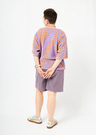 Melly trägt das Shirt Sammy in Größe M und die Bermuda Shorts Leinen pflaume Größe M.