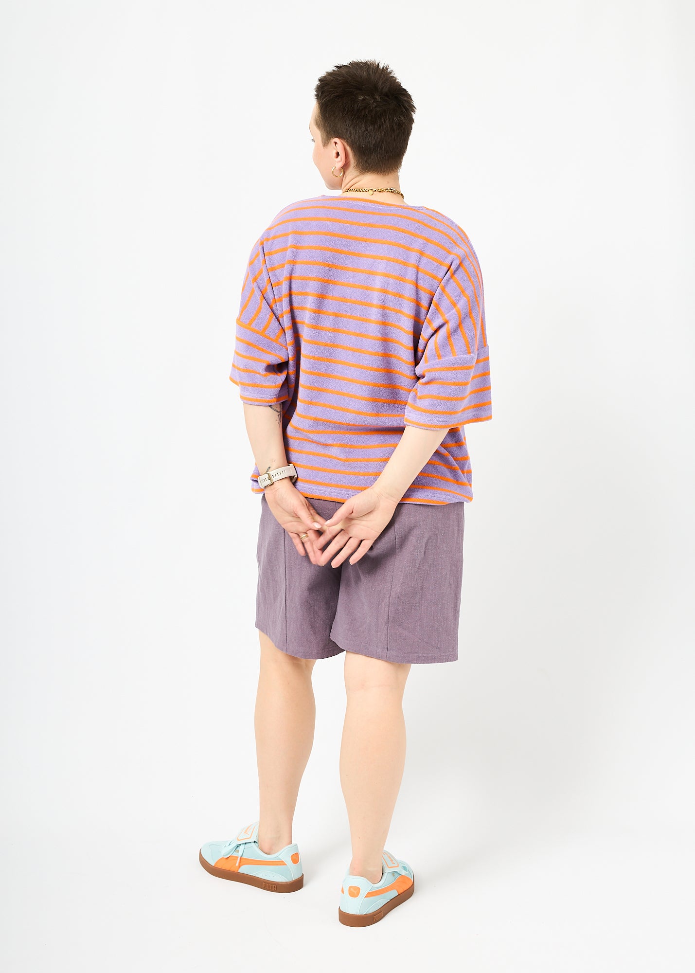 Melly trägt das Shirt Sammy in Größe M und die Bermuda Shorts Leinen pflaume Größe M.