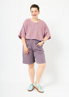 Melly trägt das Shirt Sammy in Größe M und die Bermuda Shorts Leinen pflaume Größe M.