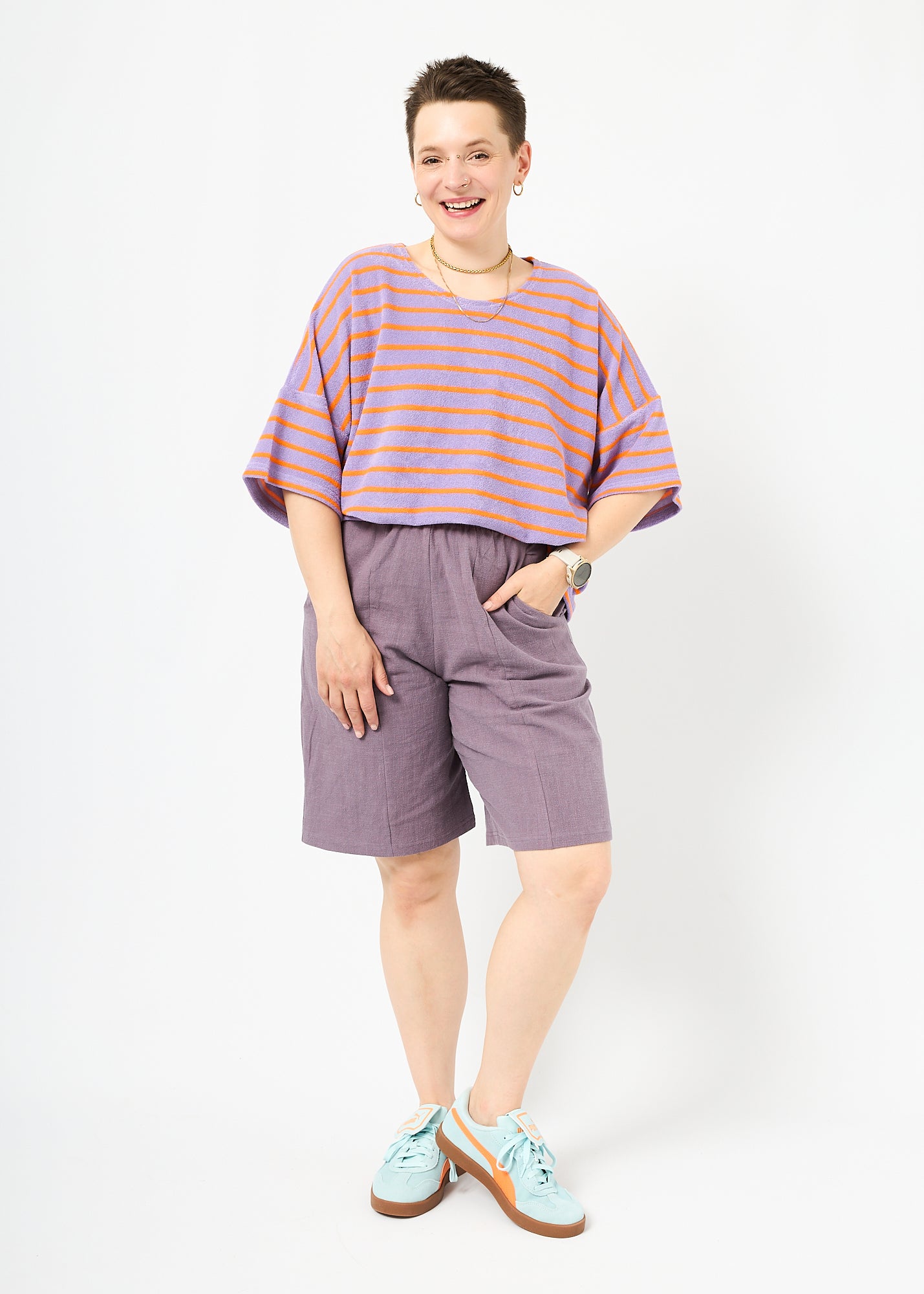 Melly trägt das Shirt Sammy in Größe M und die Bermuda Shorts Leinen pflaume Größe M.