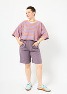 Melly trägt das Shirt Sammy in Größe M und die Bermuda Shorts Leinen pflaume Größe M.