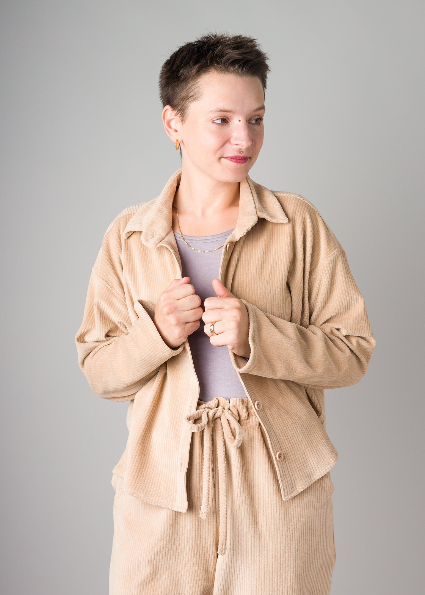 Melly trägt auf dem Foto 'Berta' Größe S, Velvet-Cord beige