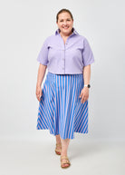 Dunja trägt hier Romy in 4XL und Bluse Berta in Größe L