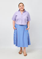 Dunja trägt hier Romy in 4XL und Bluse Berta in Größe L