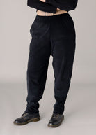 Melly trägt auf dem Foto 'Karo' Größe M, Velvet-Cord schwarz