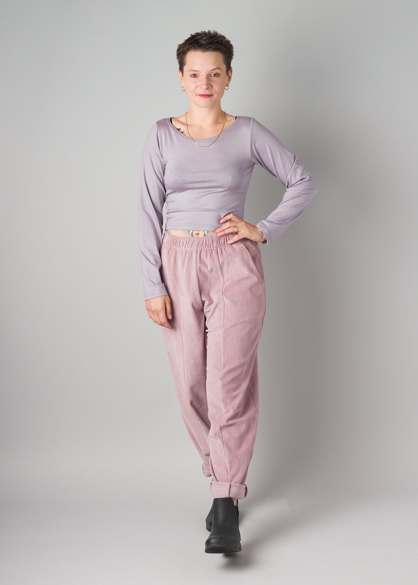 Melly trägt auf dem Foto 'Conni' Größe S, Tenceljersey flieder und  'Betty' Größe S, Velvet-Cord flieder