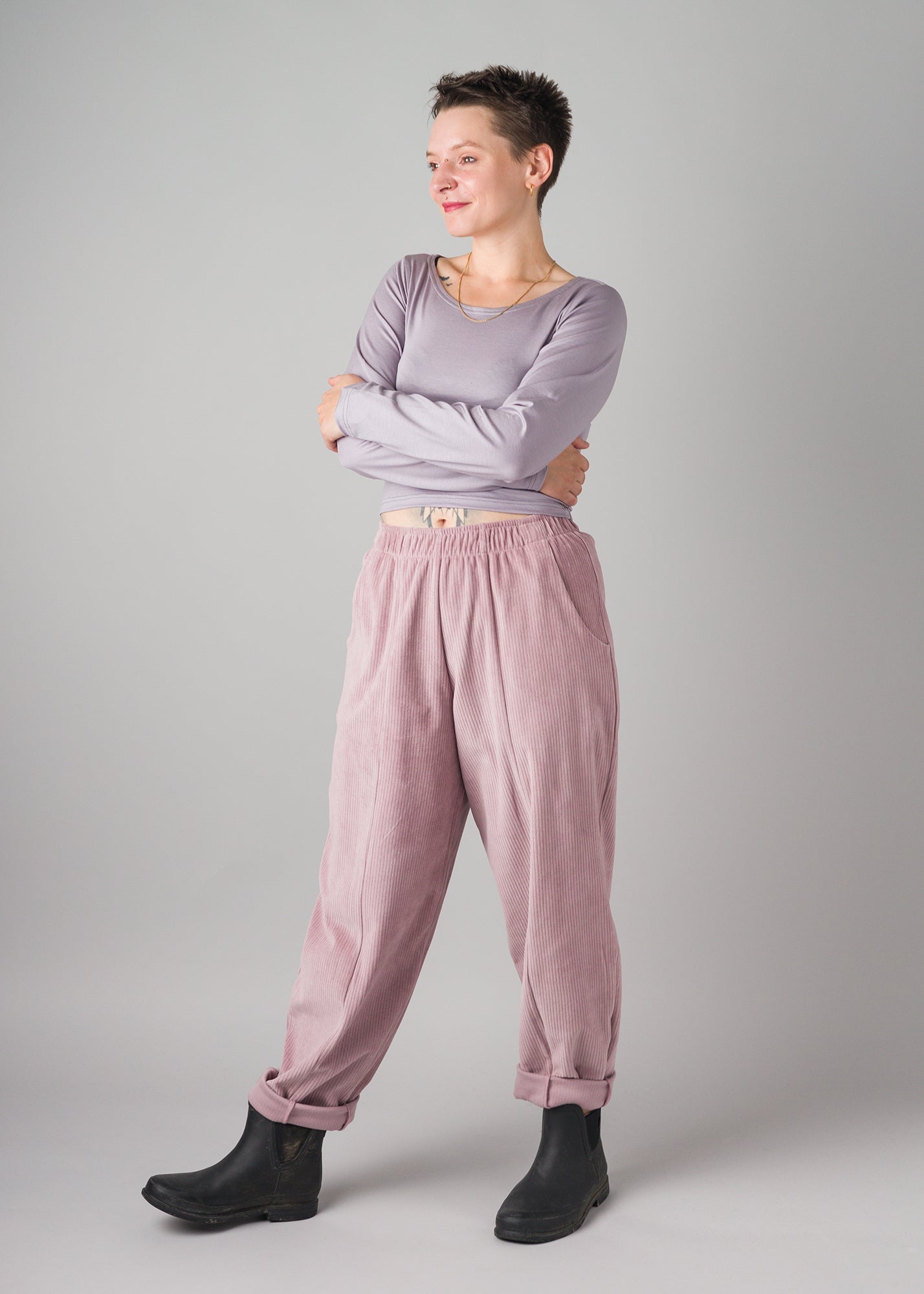 Melly trägt auf dem Foto 'Conni' Größe S, Tenceljersey flieder und  'Betty' Größe S, Velvet-Cord flieder