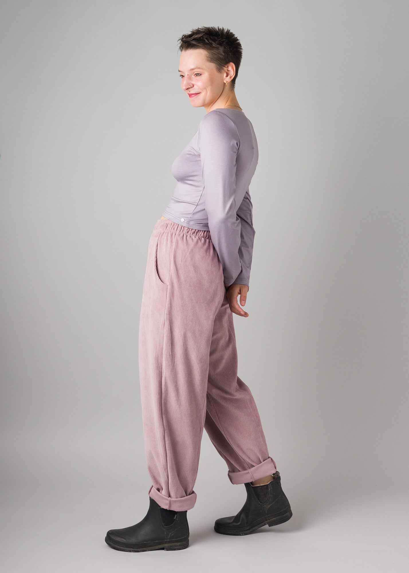 Melly trägt auf dem Foto 'Conni' Größe S, Tenceljersey flieder und  'Betty' Größe S, Velvet-Cord flieder