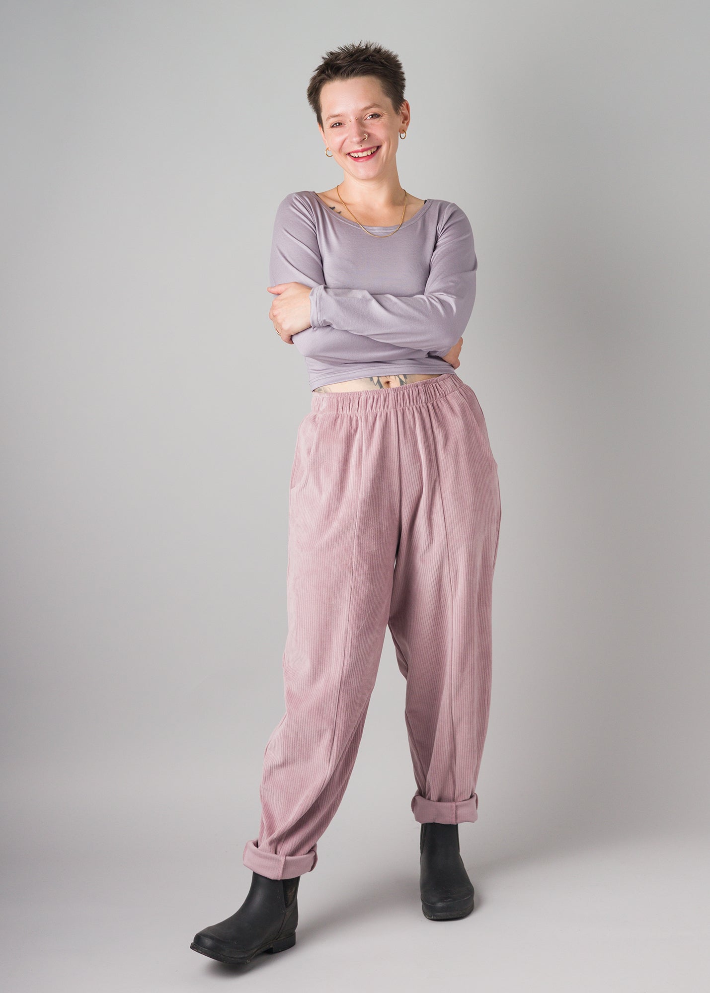 Melly trägt auf dem Foto 'Conni' Größe S, Tenceljersey flieder und  'Betty' Größe S, Velvet-Cord flieder