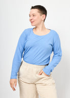 Melly trägt Bina Rippjersey Babyblau in Größe L