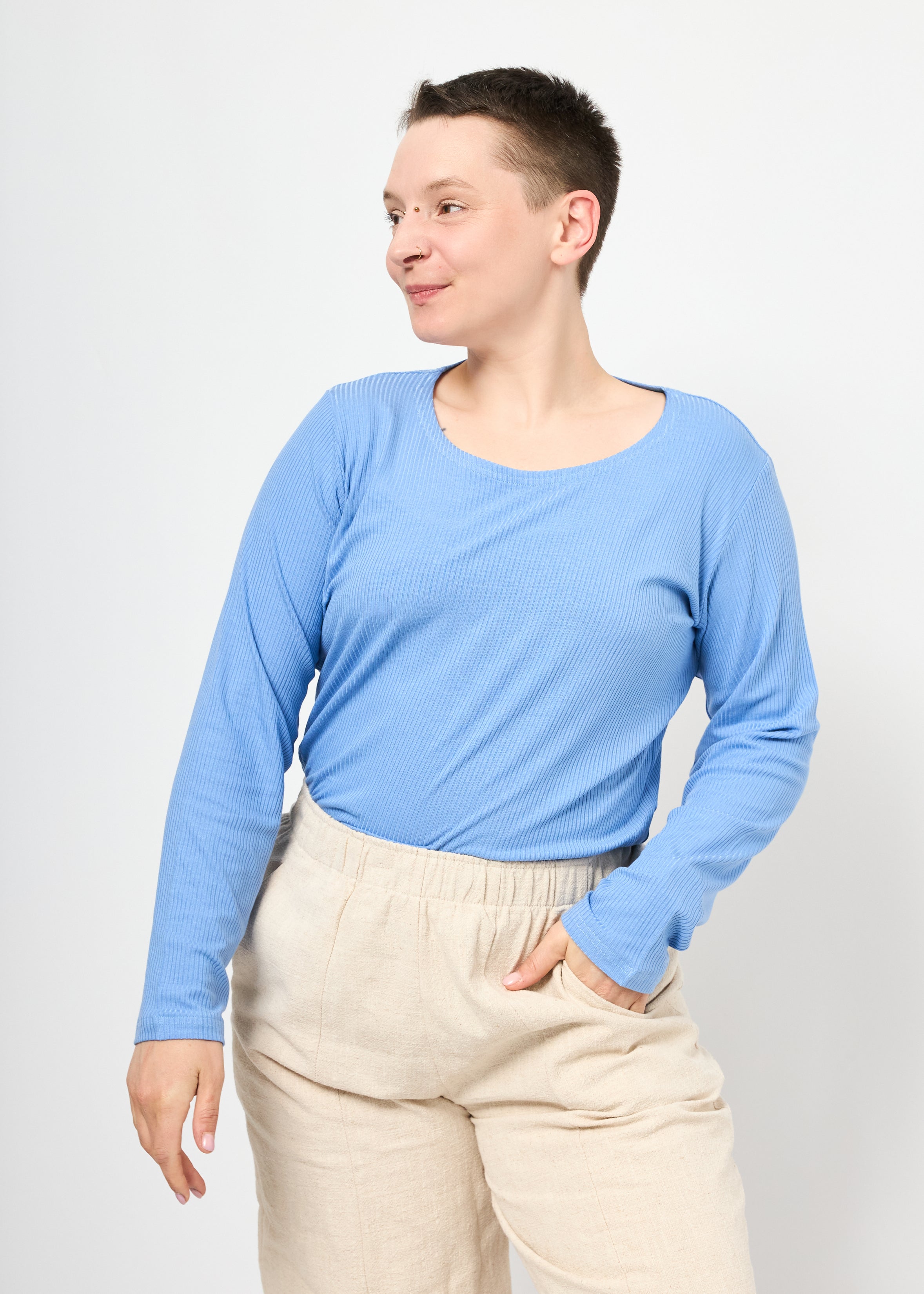 Melly trägt Bina Rippjersey Babyblau in Größe L