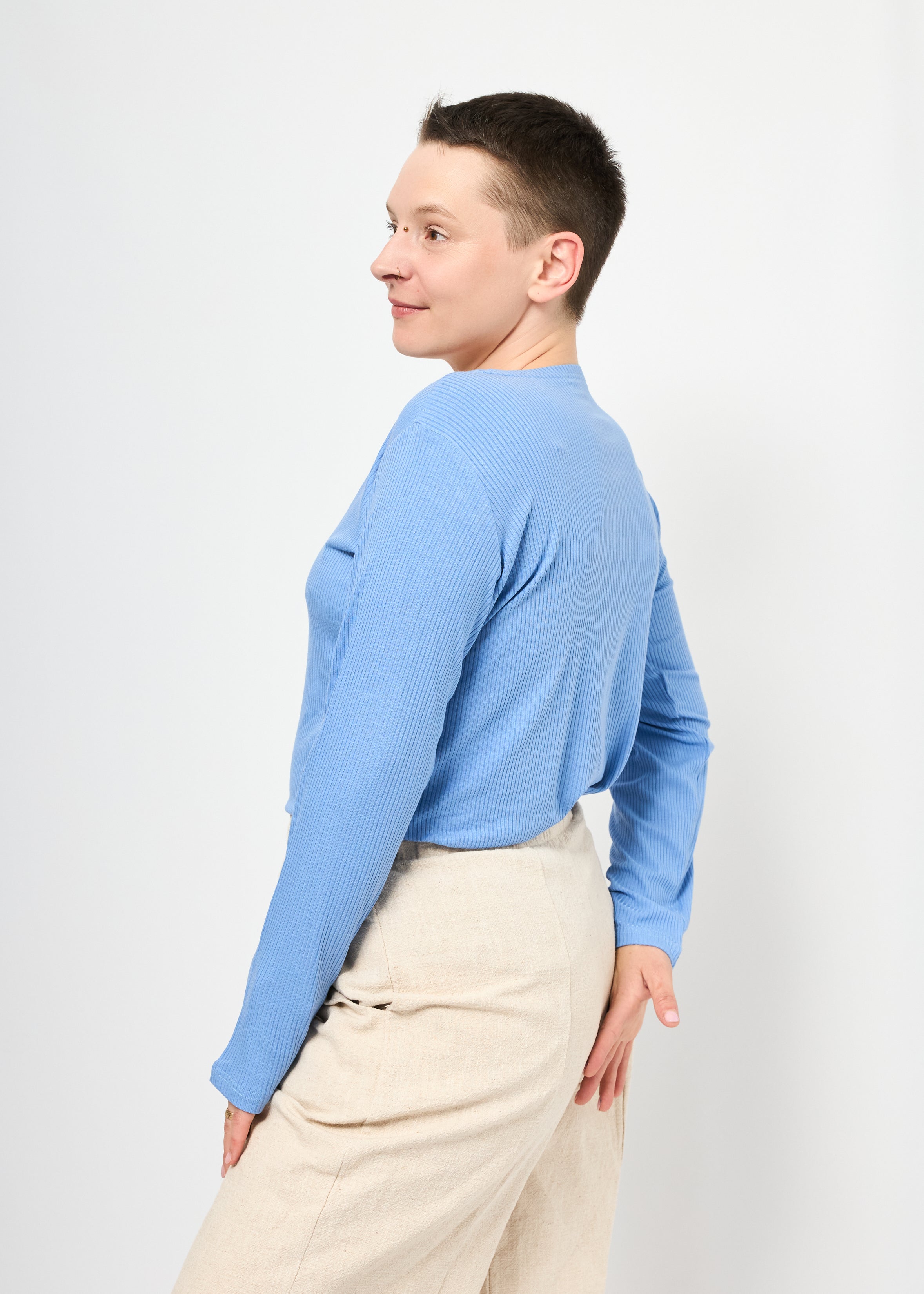 Melly trägt Bina Rippjersey Babyblau in Größe L