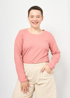 Melly trägt Bina Rippjersey 
Dusty Rose in Größe L