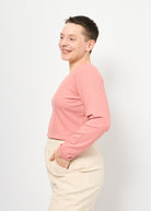 Melly trägt Bina Rippjersey 
Dusty Rose in Größe L