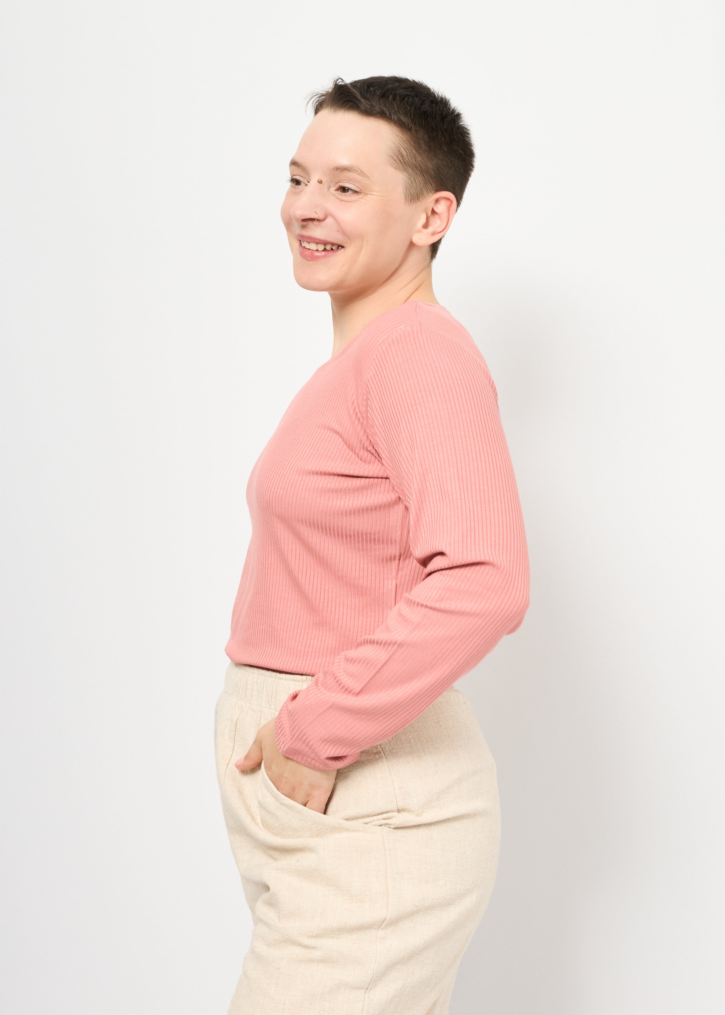 Melly trägt Bina Rippjersey 
Dusty Rose in Größe L