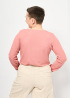 Melly trägt Bina Rippjersey 
Dusty Rose in Größe L