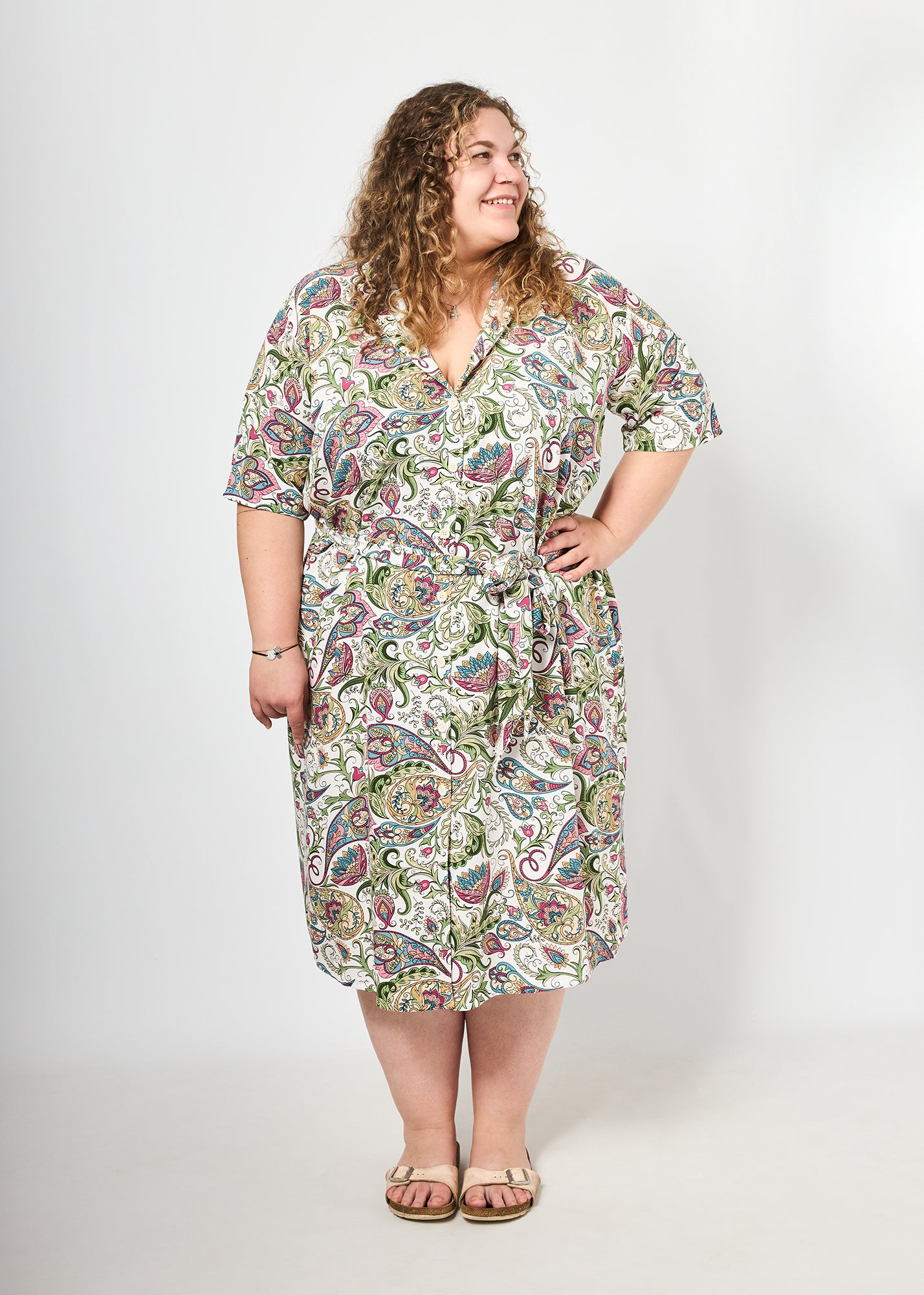 Vroni trägt auf dem Foto 'Briana' Größe 4XL, Muster 'Paisley Creme'