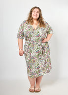 Vroni trägt auf dem Foto 'Briana' Größe 4XL, Muster 'Paisley Creme'