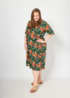 Dunja trägt auf dem Foto 'Briana' Größe XXXL, Muster 'Blumen schwarz'