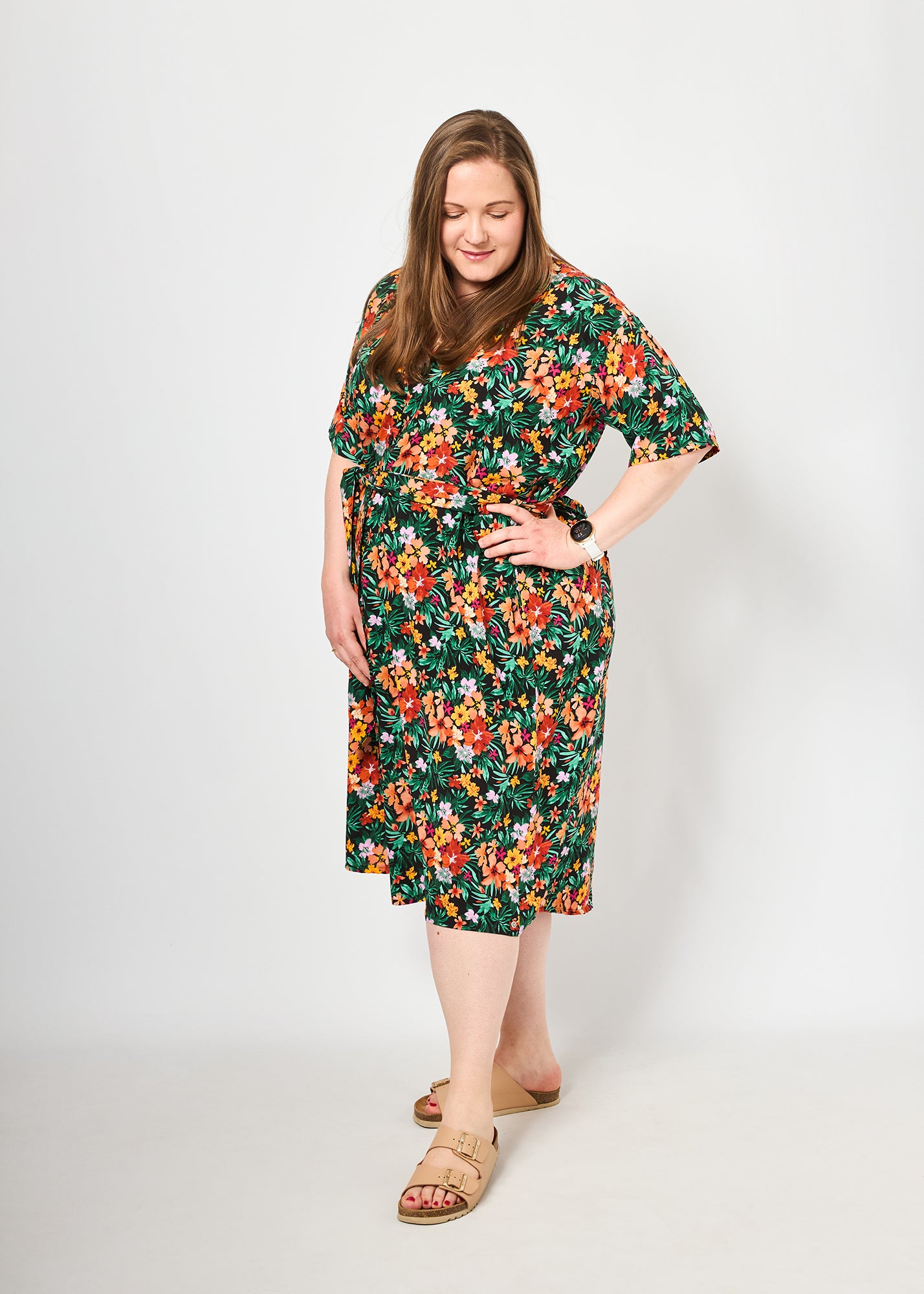 Dunja trägt auf dem Foto 'Briana' Größe XXXL, Muster 'Blumen schwarz'