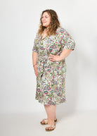 Vroni trägt auf dem Foto 'Briana' Größe 4XL, Muster 'Paisley Creme'