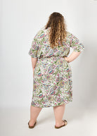 Vroni trägt auf dem Foto 'Briana' Größe 4XL, Muster 'Paisley Creme'