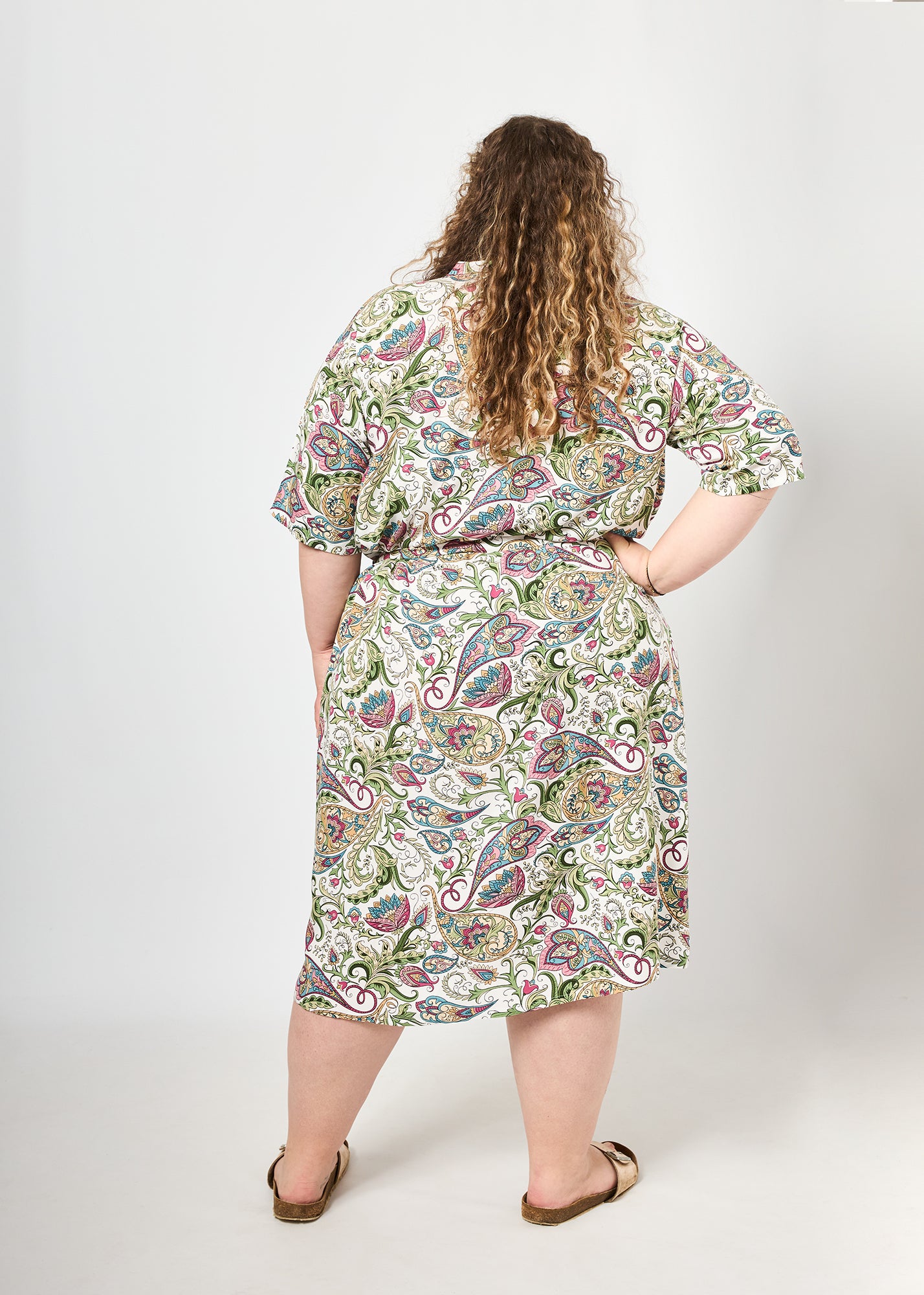 Vroni trägt auf dem Foto 'Briana' Größe 4XL, Muster 'Paisley Creme'