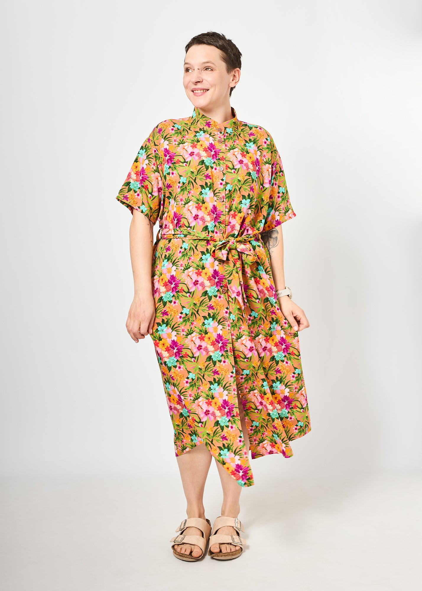 Melly trägt auf dem Foto 'Briana' Größe M, Muster 'Paisley Terra'