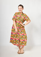 Melly trägt auf dem Foto 'Briana' Größe M, Muster 'Paisley Terra'