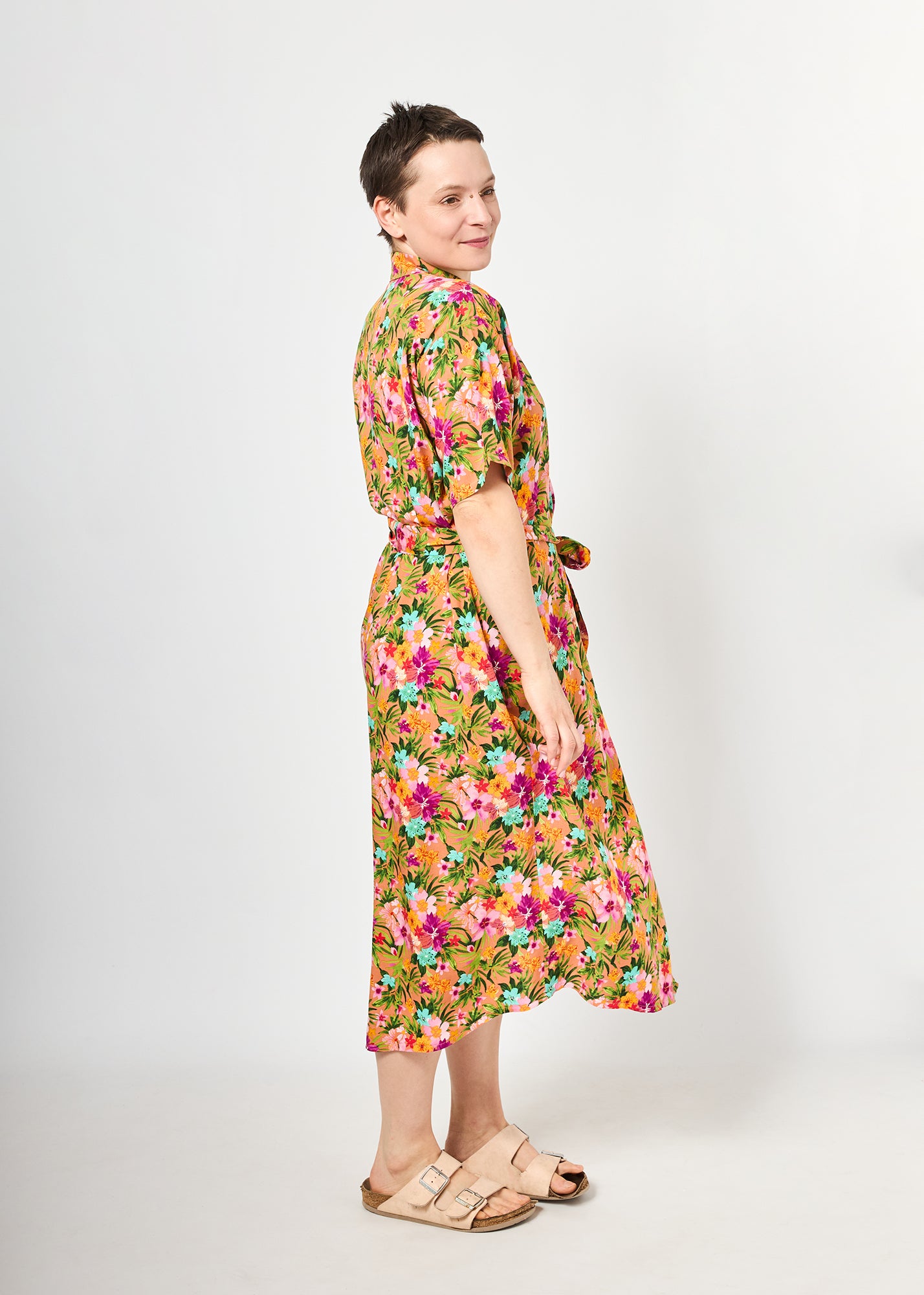 Melly trägt auf dem Foto 'Briana' Größe M, Muster 'Paisley Terra'