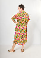 Melly trägt auf dem Foto 'Briana' Größe M, Muster 'Paisley Terra'