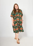 Dunja trägt auf dem Foto 'Briana' Größe XXXL, Muster 'Blumen schwarz'