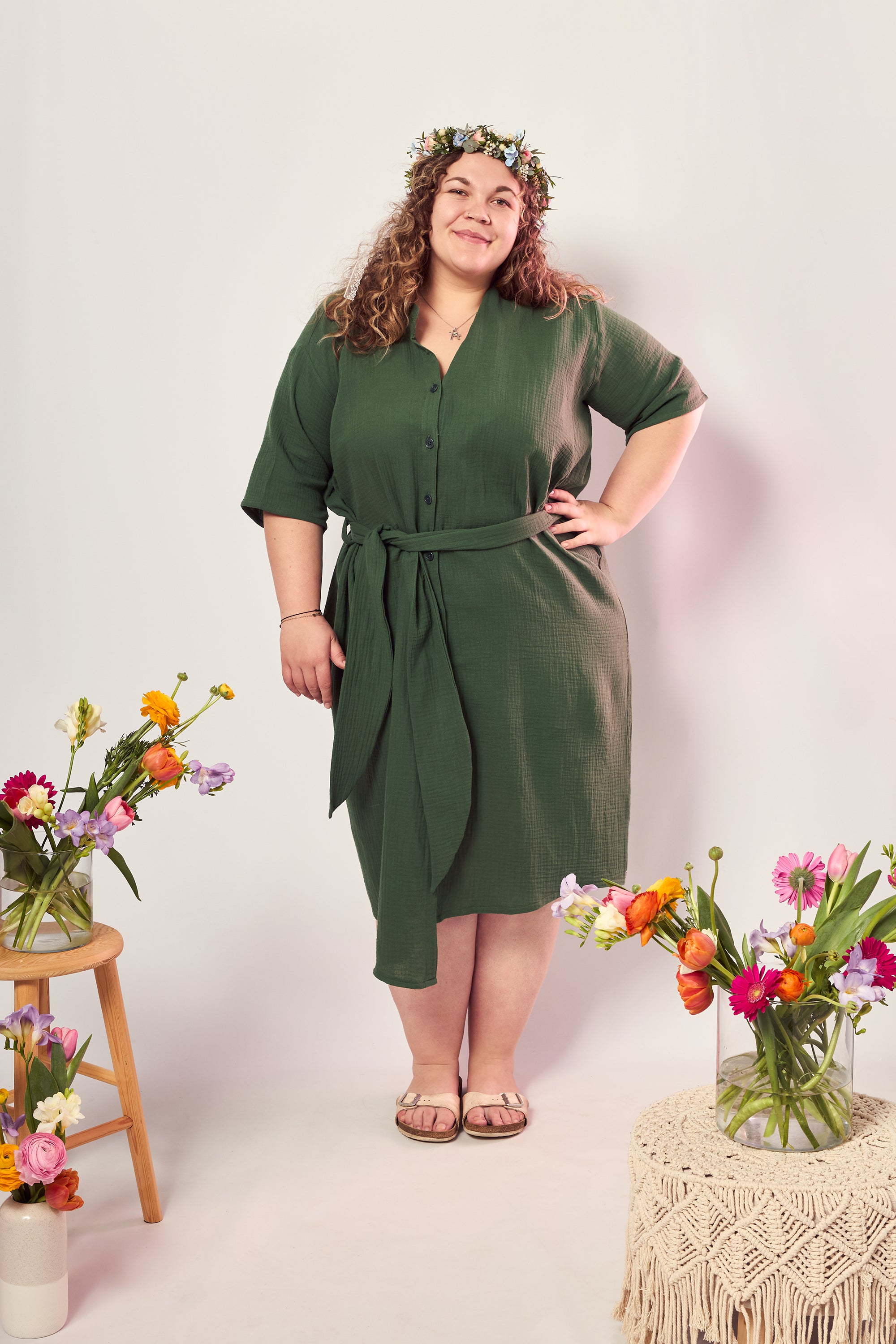 Vroni trägt auf dem Foto 'Briana' Größe 4XL, Musselin 'tannengrün'