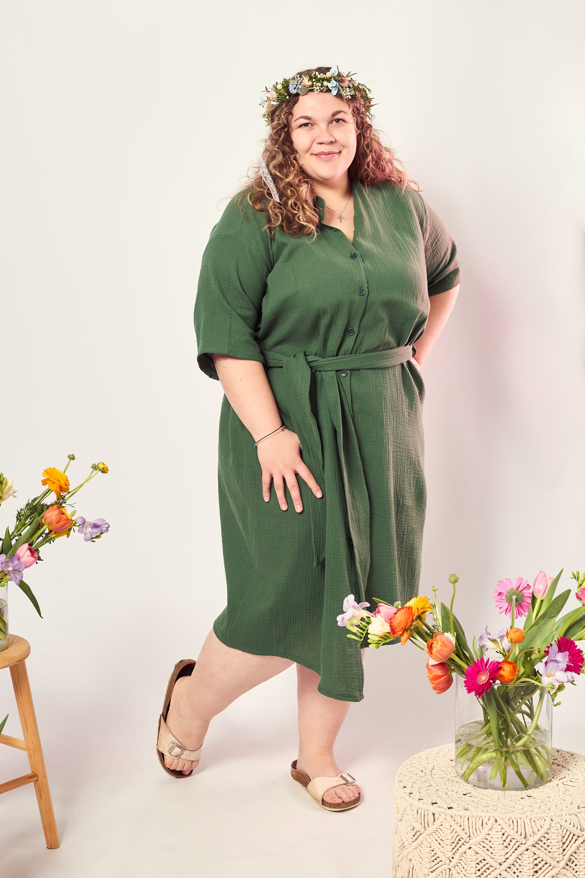 Vroni trägt auf dem Foto 'Briana' Größe 4XL, Musselin 'tannengrün'