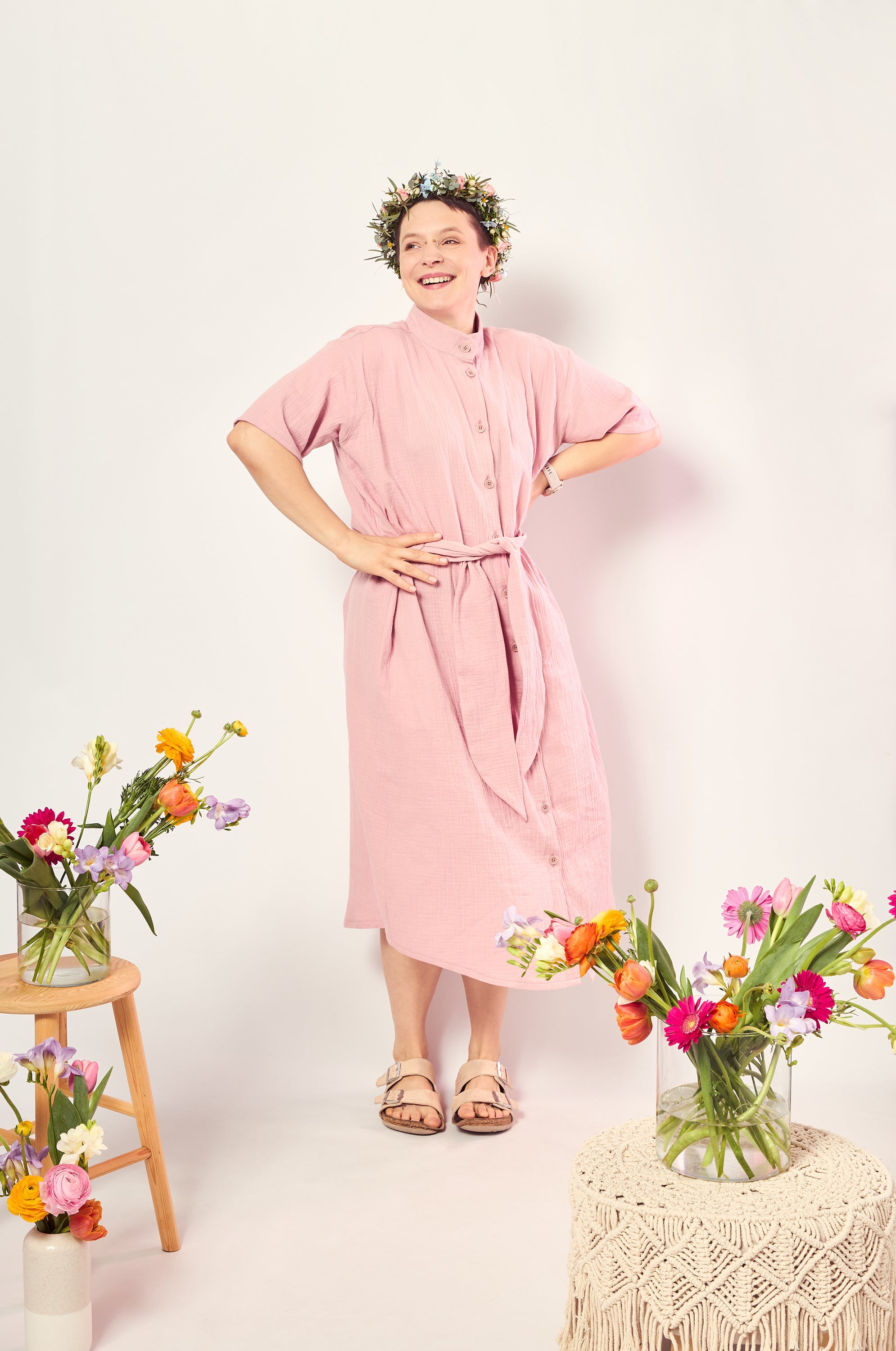 Melly trägt auf dem Foto 'Briana' Größe M, Musselin 'altrosa'