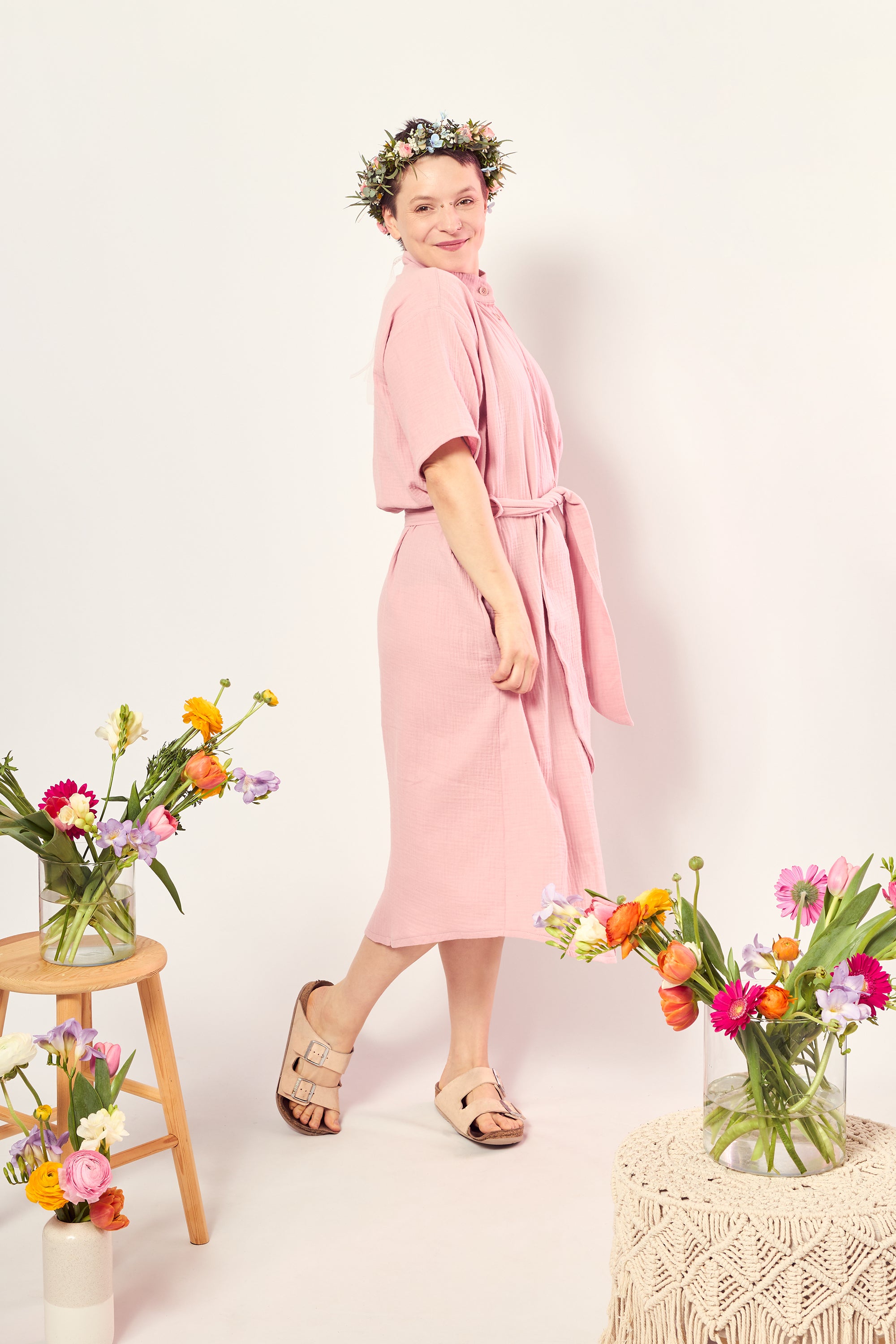 Melly trägt auf dem Foto 'Briana' Größe M, Musselin 'altrosa'