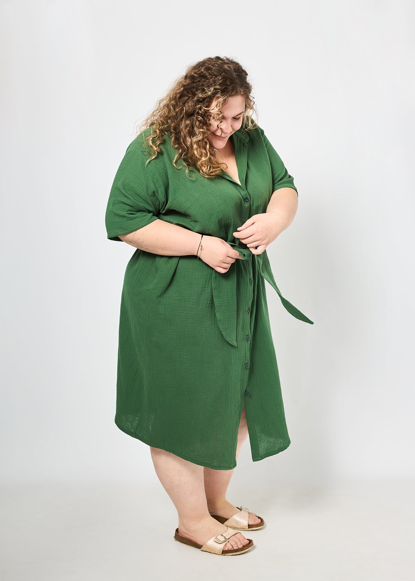 Vroni trägt auf dem Foto 'Briana' Größe 4XL, Musselin 'tannengrün'