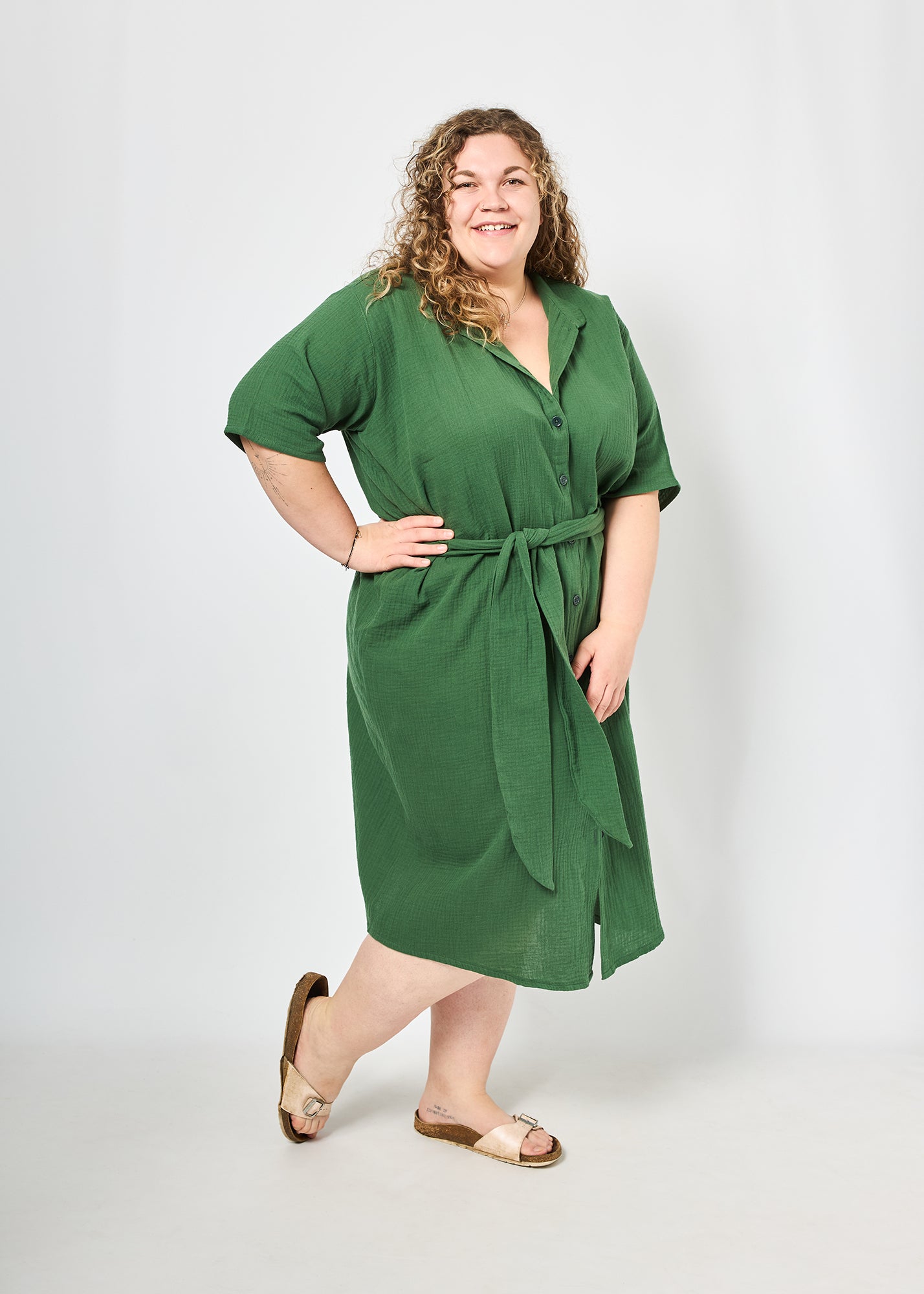 Vroni trägt auf dem Foto 'Briana' Größe 4XL, Musselin 'tannengrün'