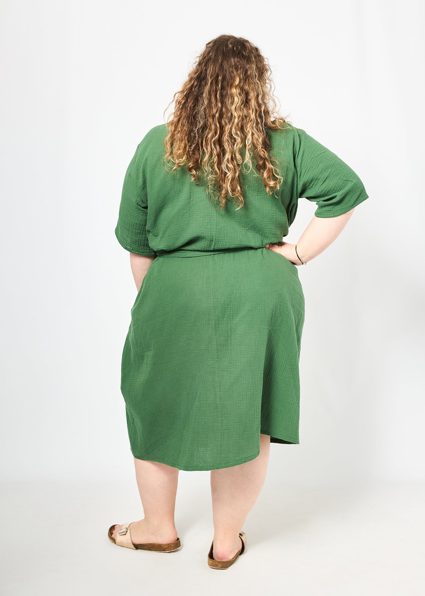 Vroni trägt auf dem Foto 'Briana' Größe 4XL, Musselin 'tannengrün'