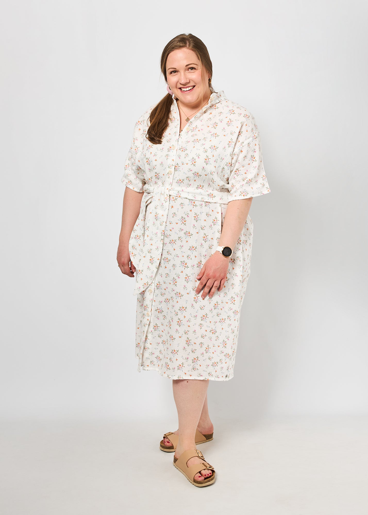 Dunja trägt auf dem Foto 'Briana' Größe XXXL, Musselin 'Blümchen'