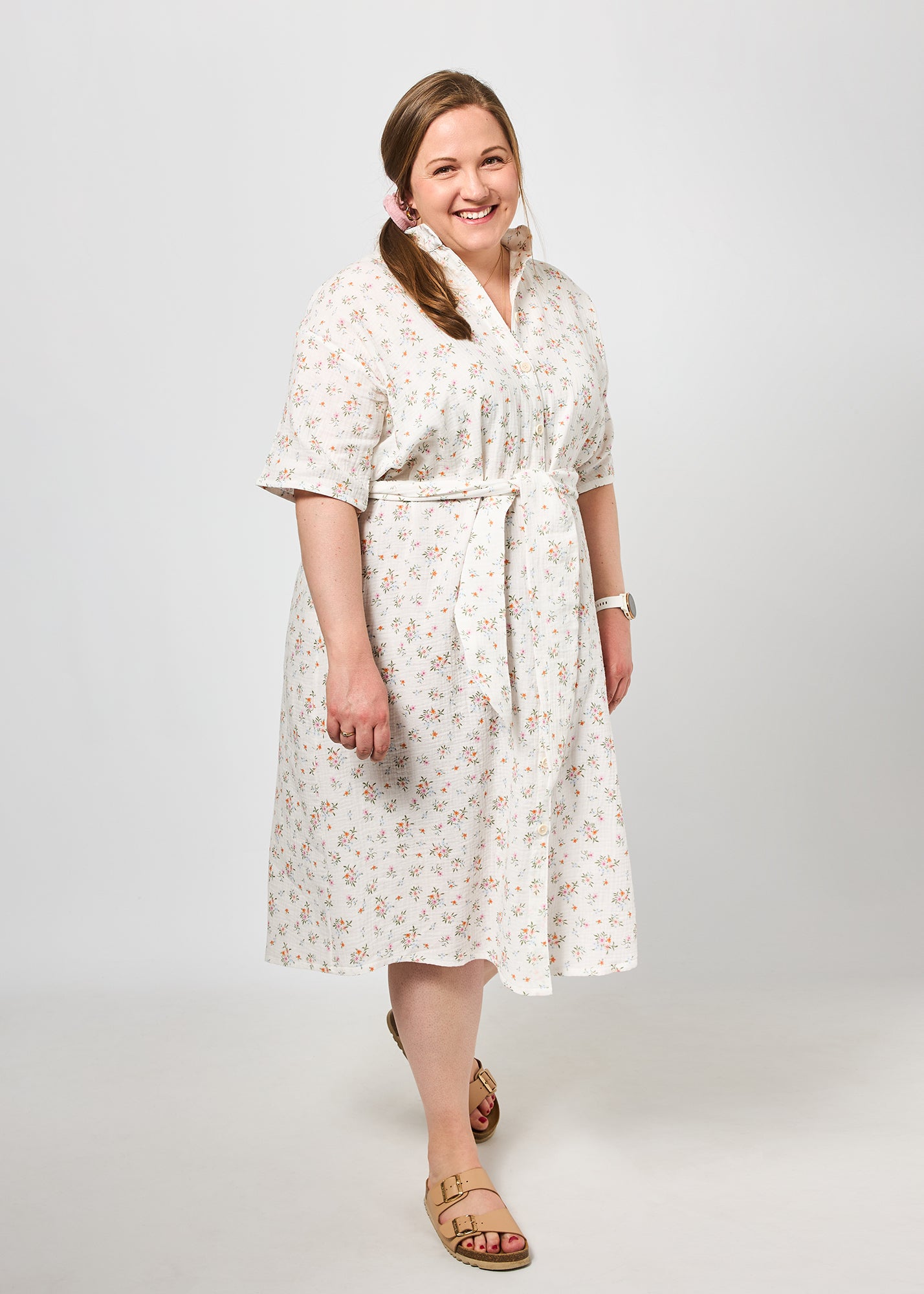 Dunja trägt auf dem Foto 'Briana' Größe XXXL, Musselin 'Blümchen'