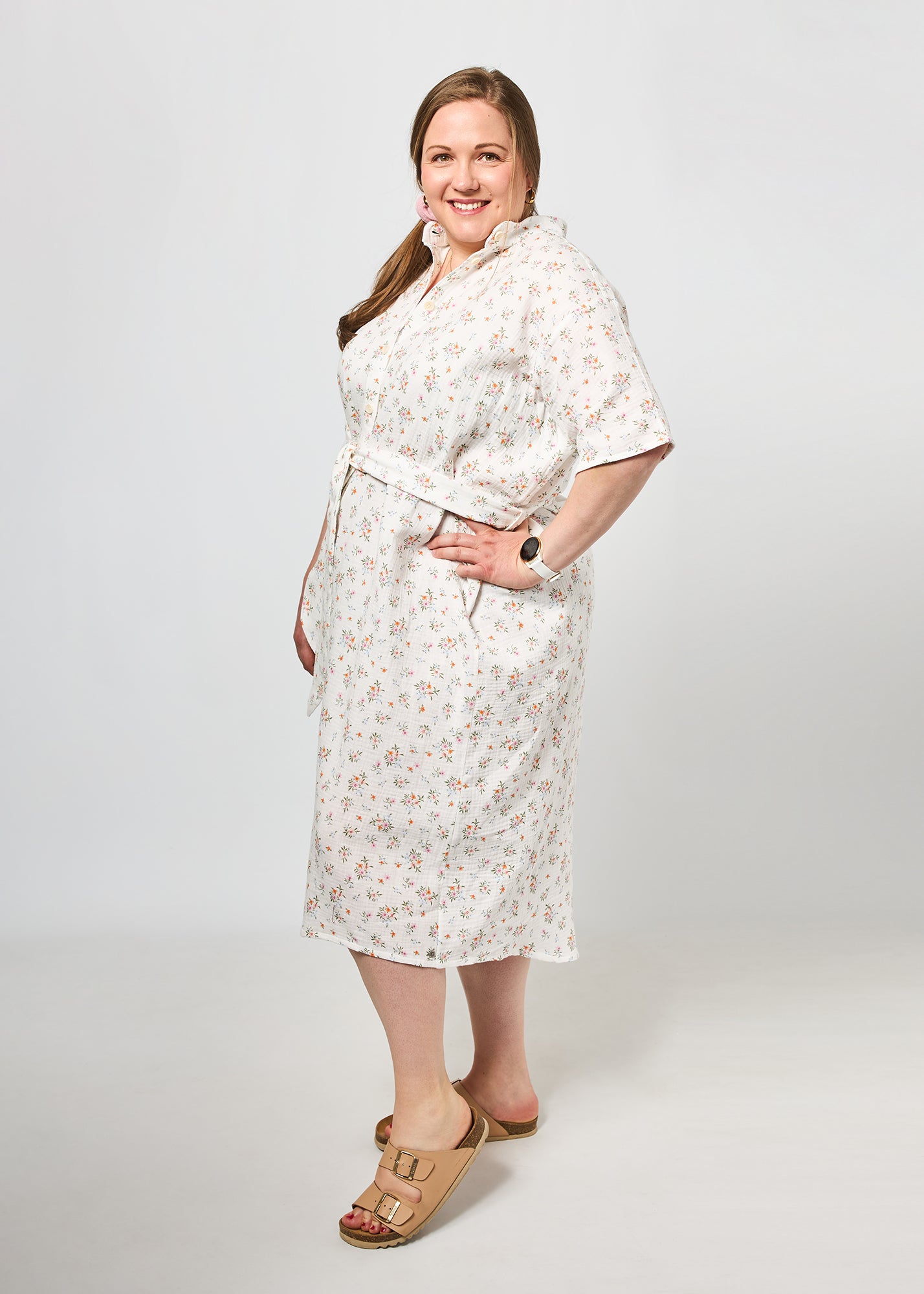 Dunja trägt auf dem Foto 'Briana' Größe XXXL, Musselin 'Blümchen'